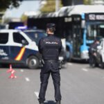 un-agente-de-la-policia-nacional-vigila-durante-un-control-policial-de-movilidad-en-madrid-espana-a-6-de-octubre-de-2020