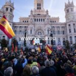 桑切斯与加泰罗尼亚党派达成协议,朝首相之位迈进一大步! EuropaPress_5585122_cientos_personas_manifestacion_contra_amnistia_cibeles_18_noviembre_2023-1140×640