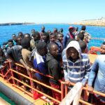 西班牙警方截获三艘移民船 超300名移民获救 inmigrantes