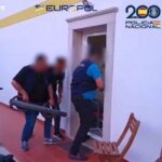 西班牙华人网 - 诈骗超过240万欧元的团伙被捕,假扮警察诈骗近百名老人 假扮警察诈骗近百名老人