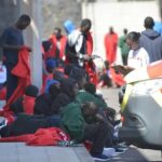 一天内21艘船抵西班牙海岸,429名移民被截获 inmigrantes-hierro-U190101025086011E-U2101509806191RTB-1200×840@Canarias7