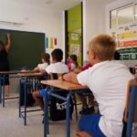 公立学校双语生在中学表现优于私立,小学稍逊 alumnos