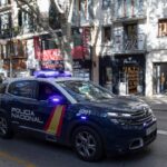 西班牙警方破获特大金融诈骗案:诈骗金额高达5200万欧元,33名嫌疑人落网 foto-de-archivo-de-un-coche-de-la-policia-nacional-circulando-por-la-ciudad