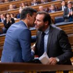 oscar-puente-saluda-a-pedro-sanchez-despues-de-su-discurso-en-el-pleno-de-investidura